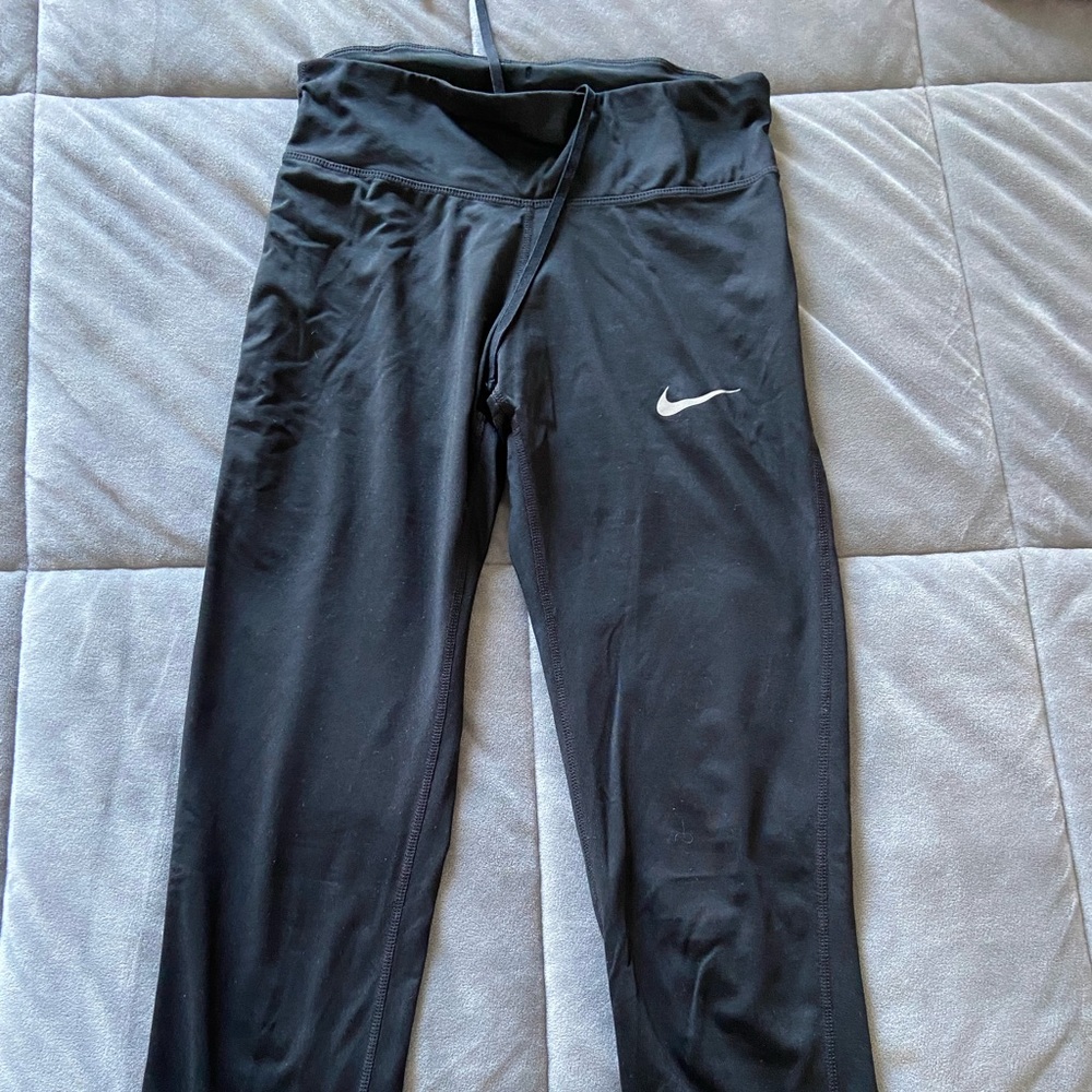 Cropped black Nike leggings